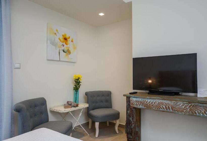 Полулюкс, Alkyoni Beach