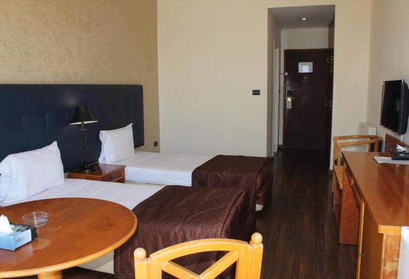 اتاق استاندارد, Charles