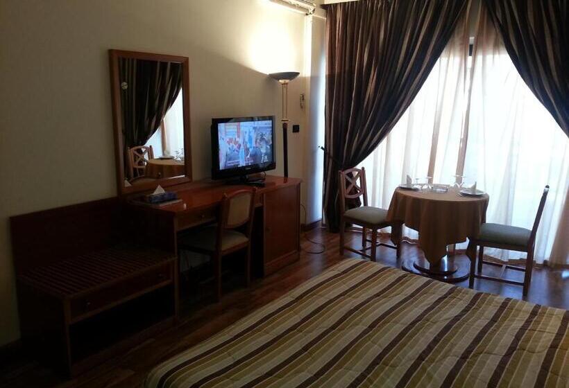 اتاق استاندارد یک نفره, Charles