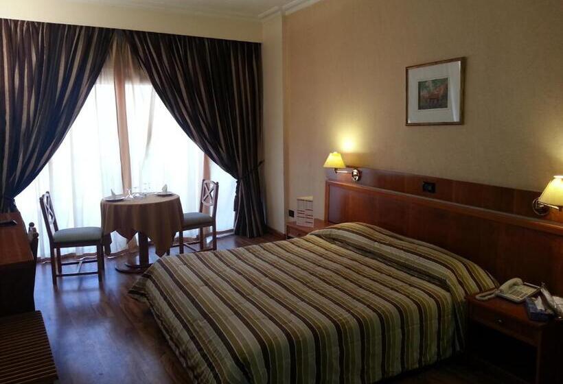 اتاق استاندارد یک نفره, Charles