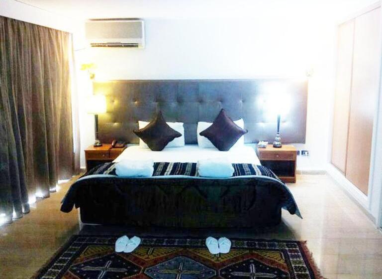 سوییت جونیور, Charles