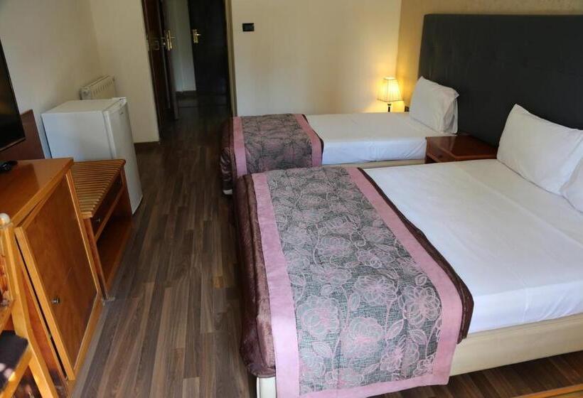 اتاق خانوادگی, Charles