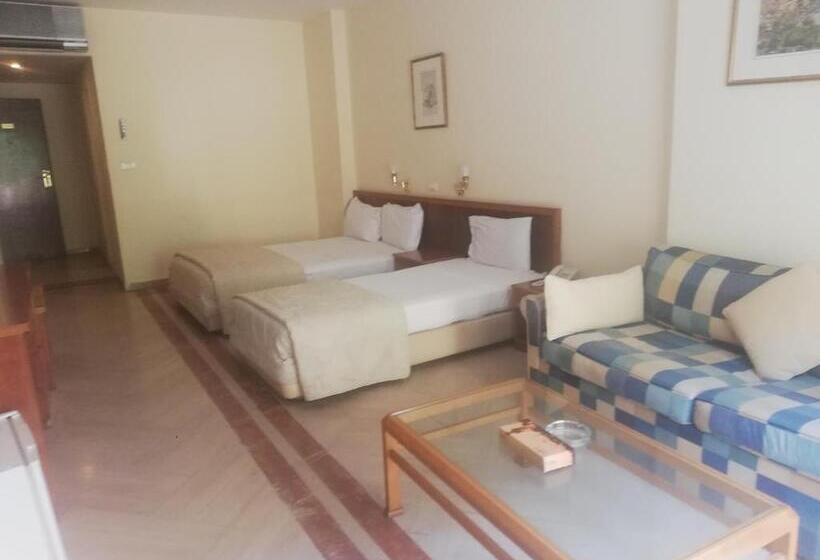 اتاق خانوادگی, Charles