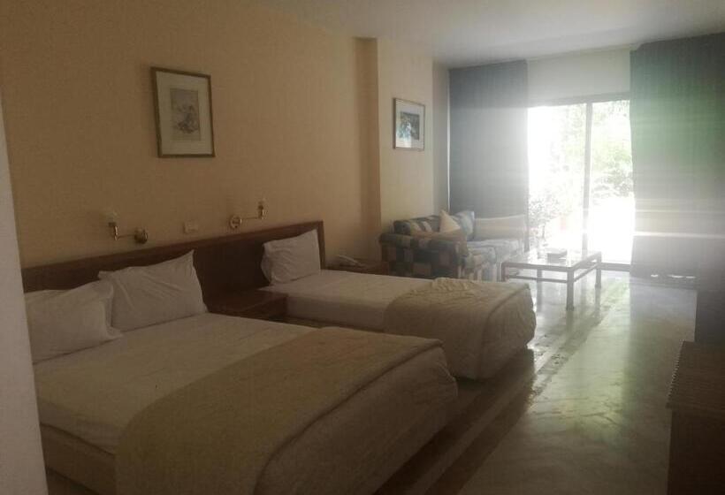 اتاق خانوادگی, Charles