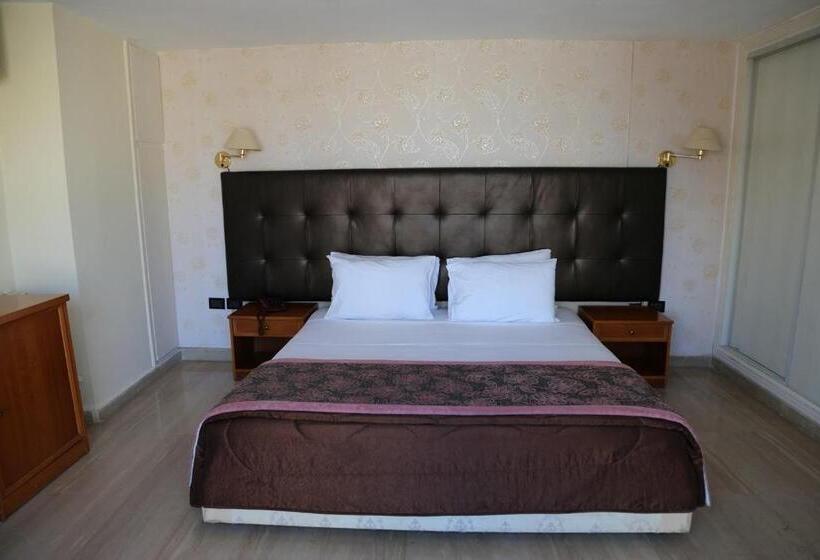 سوییت اجرایی, Charles