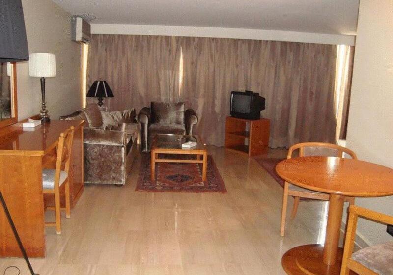 سوییت اجرایی, Charles