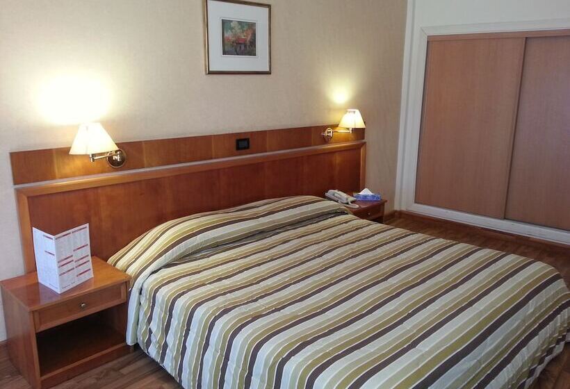 اتاق استاندارد, Charles