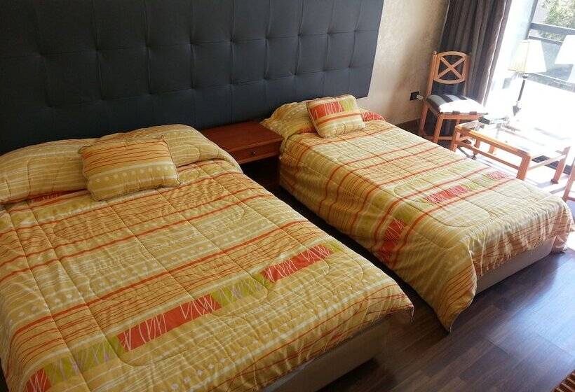 سوییت اجرایی, Charles