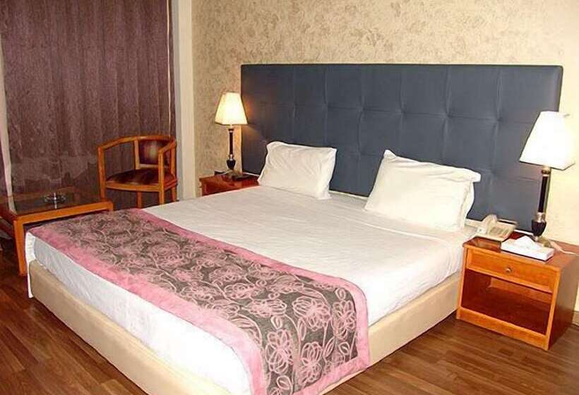 سوییت اجرایی, Charles