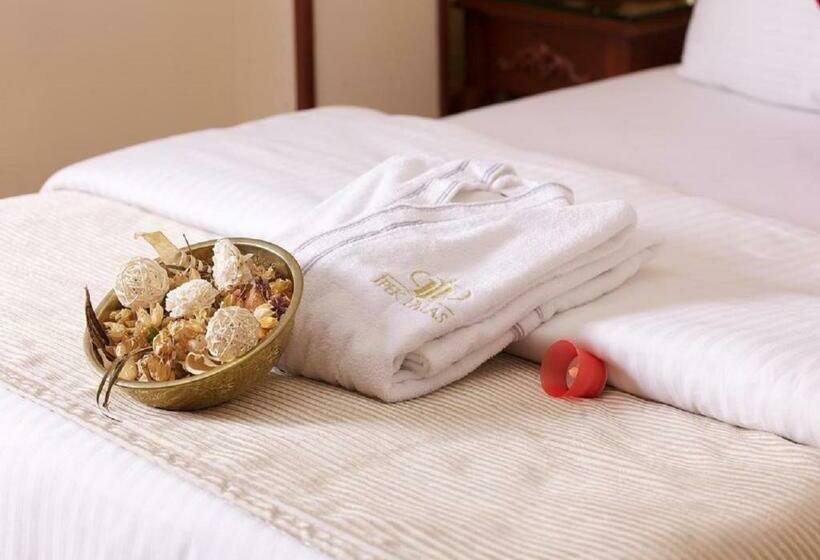 اتاق اکونومی, Ipek Palas