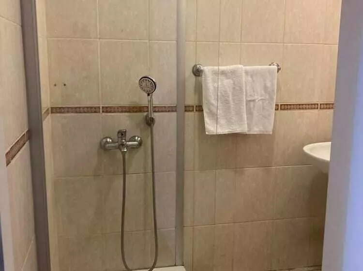 اتاق اکونومی, Ipek Palas