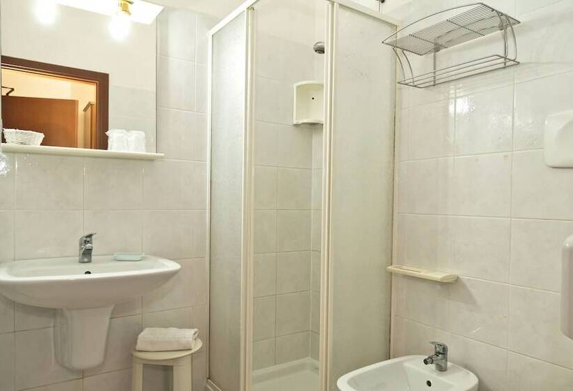 غرفة قياسية ثلاثية, Pausania Inn