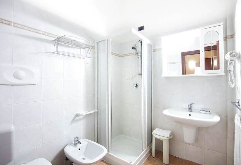 غرفة قياسية ثلاثية, Pausania Inn