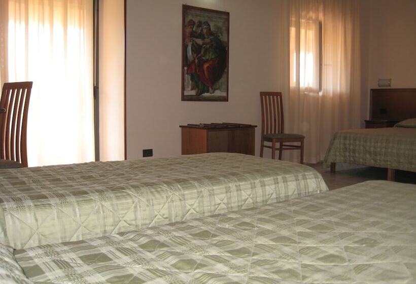 غرفة قياسية ثلاثية, Pausania Inn