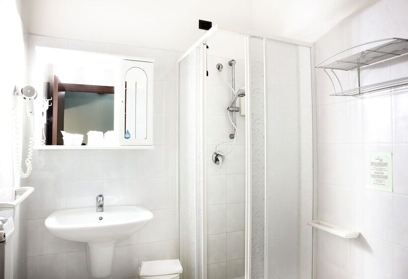 غرفة عائلية, Pausania Inn