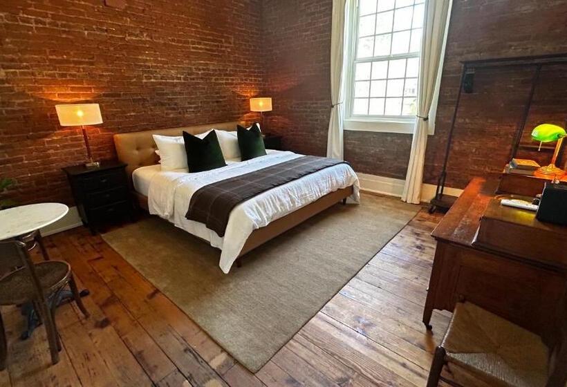 스위트 킹사이즈 침대, Imperial Hotel + Restaurant