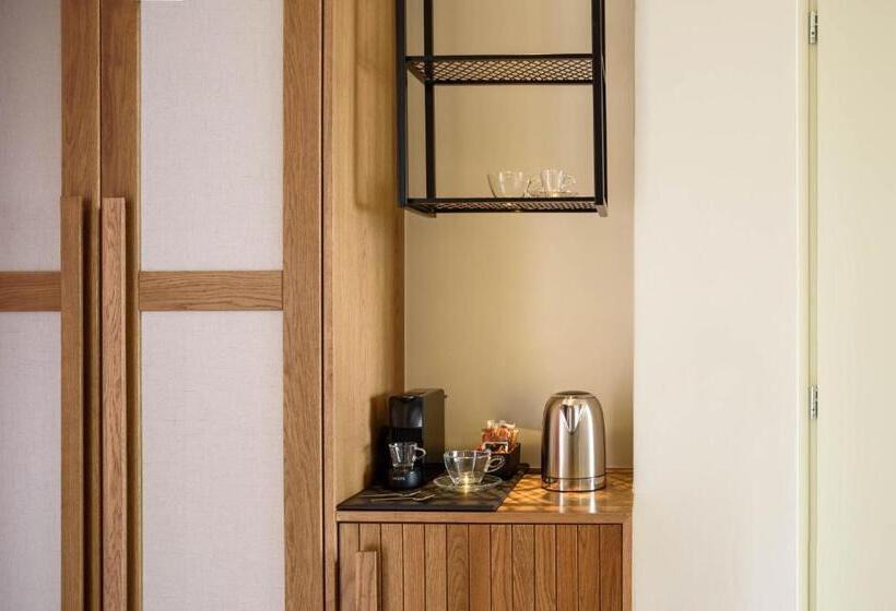 جناح إدارى مطل على البحر, Potnia Theron Suites