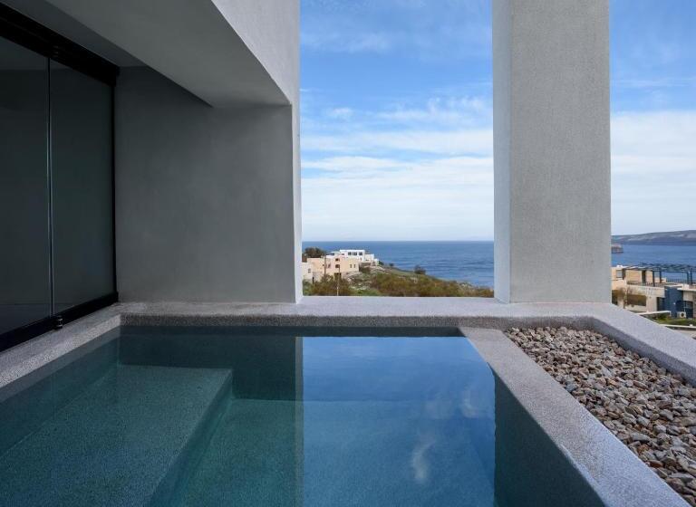 جناح بريميوم مطل علي البحر, Potnia Theron Suites