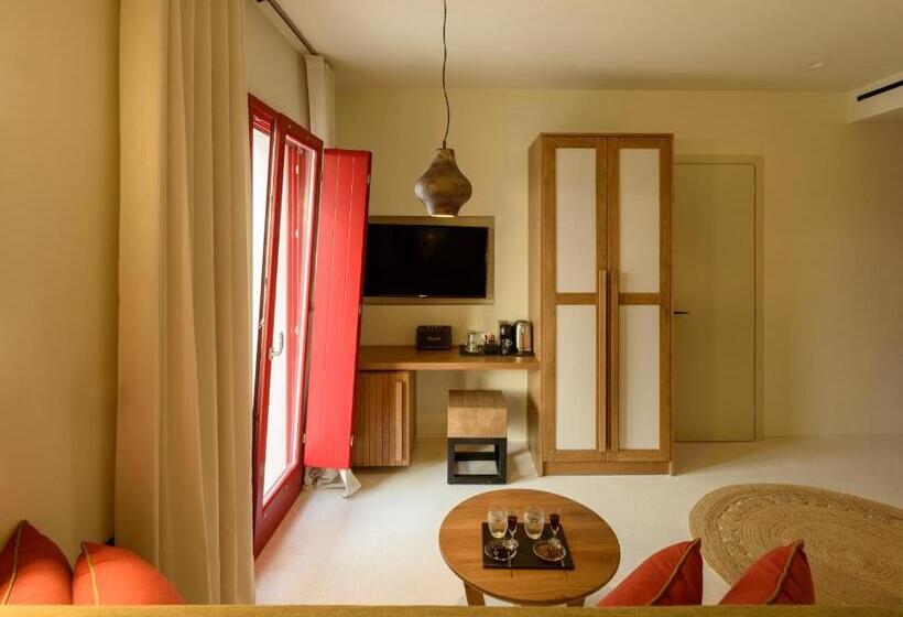 جناح سوبيريور مطل علي البحر, Potnia Theron Suites