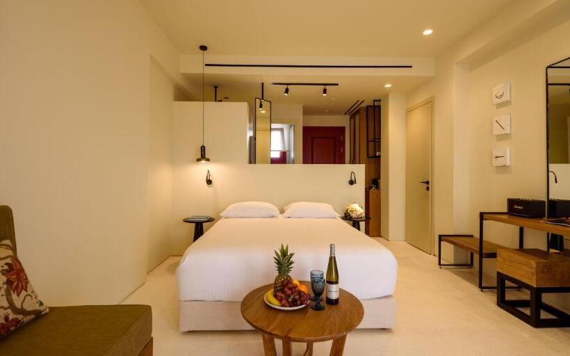 جناح إدارى مطل على البحر, Potnia Theron Suites