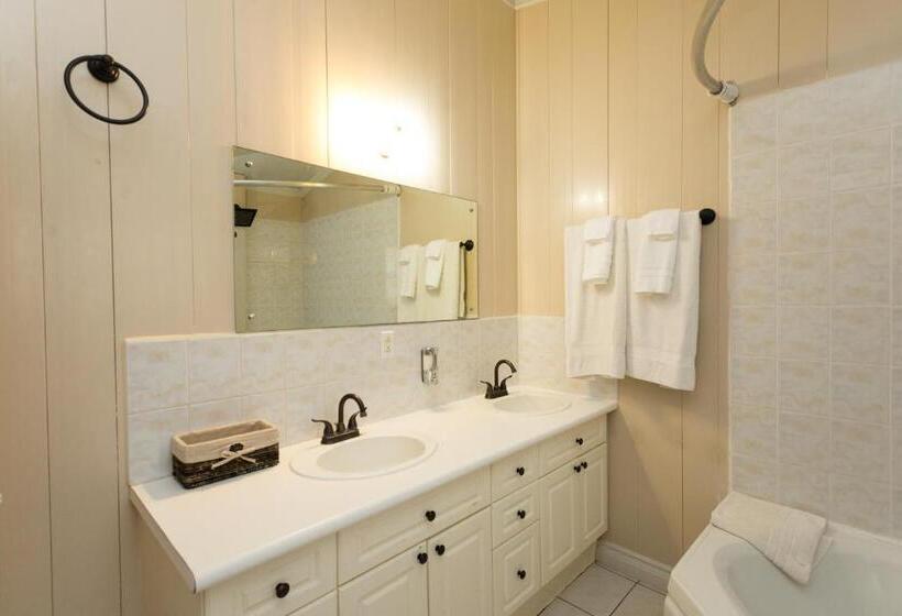 Deluxe Suite King Bed, South Coast Horizon