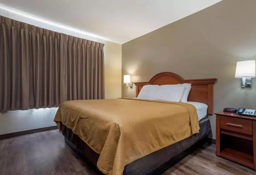 اتاق استاندارد با تخت بزرگ برای معلولان, Econo Lodge Inn & Suites