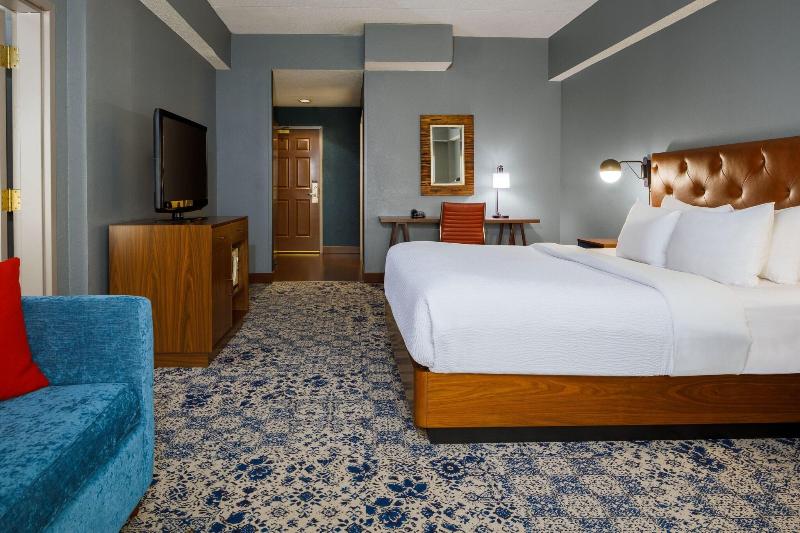 스위트 퀸침대, Four Points By Sheraton Louisville Airport