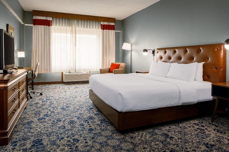اتاق استاندارد با تخت بزرگ, Four Points By Sheraton Louisville Airport