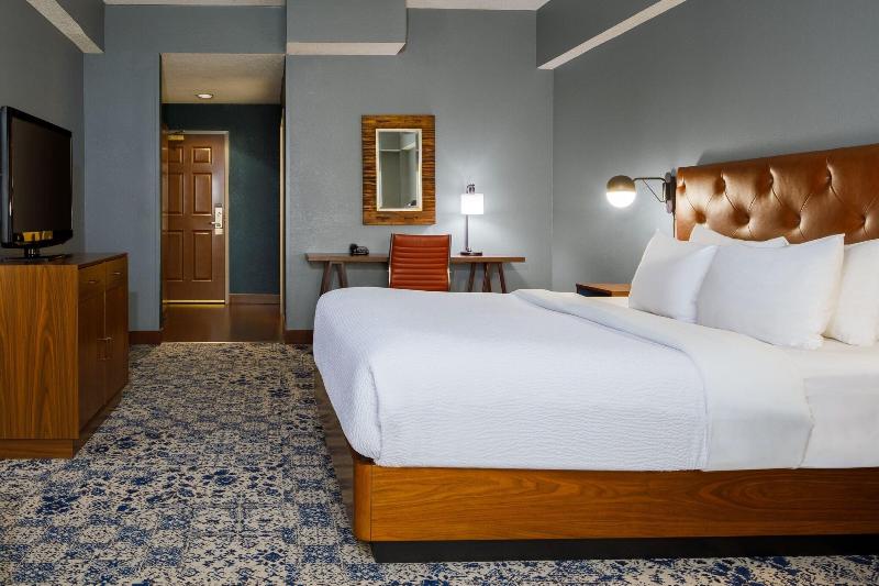 스탠다드 룸 킹사이즈 침대, Four Points By Sheraton Louisville Airport