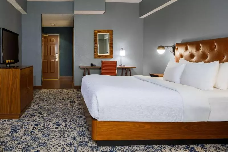 اتاق استاندارد با تخت بزرگ, Four Points By Sheraton Louisville Airport