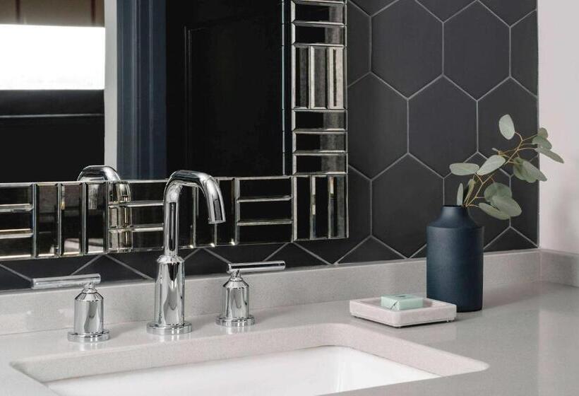 מיטת קינג בסוויטה, Morgan A Wyndham