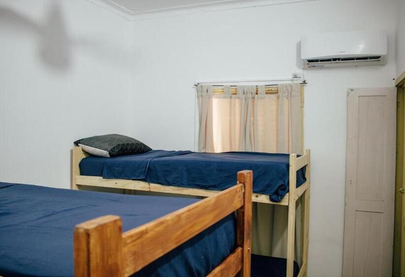 اتاق چهار تخته با دستشویی مشترک, Instalate Hostel