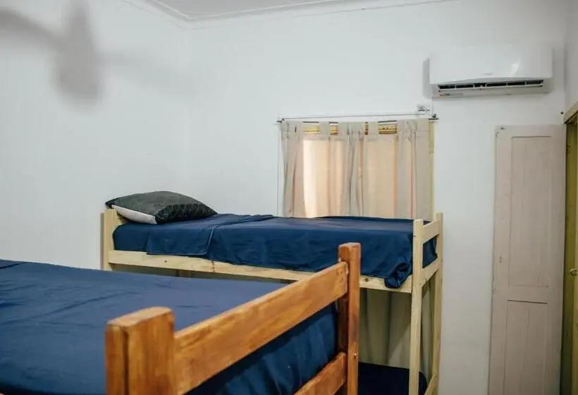 اتاق چهار تخته با دستشویی مشترک, Instalate Hostel
