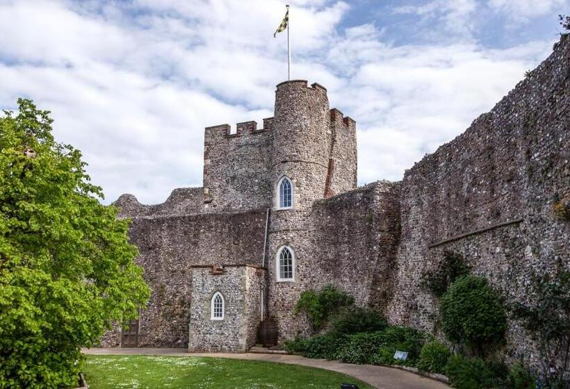 Standard Tent, The Berwick Inn