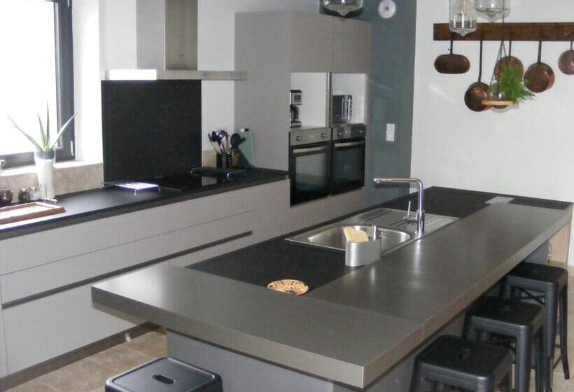 适合残疾人使用的标准间, Lou Papagai