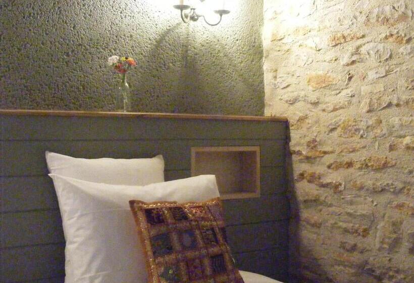 豪华家庭房间, Lou Papagai