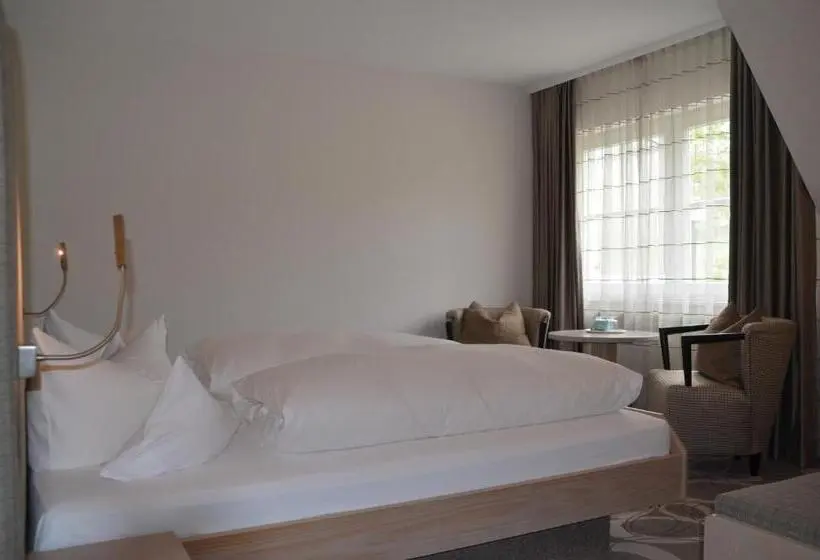 Comfort room with balcony, Castell Hotel & Restaurant