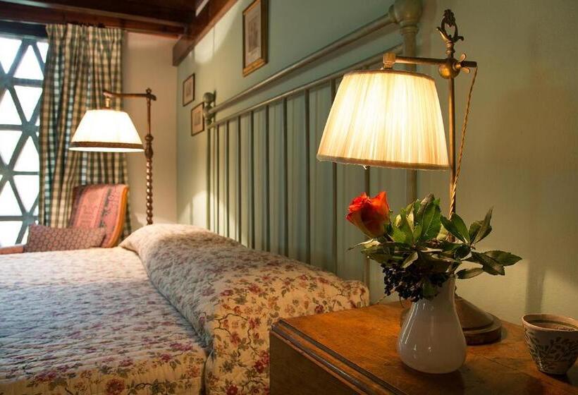 חדר קלאסי לשלושה, La Casa Gialla