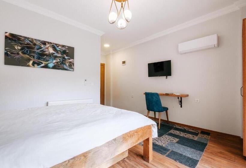 اتاق استاندارد با چشم‌انداز استخر, Bagdat Resort