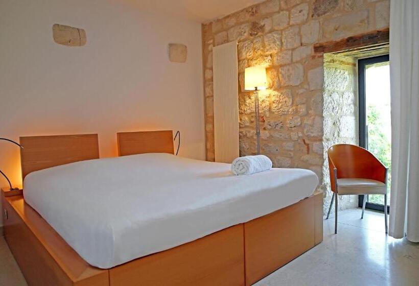 디럭스 트리플 룸, Château De Salettes