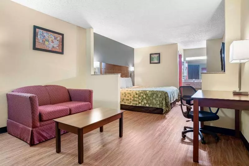 キングサイズベッドのスイートルーム, Econo Lodge Inn And Suites