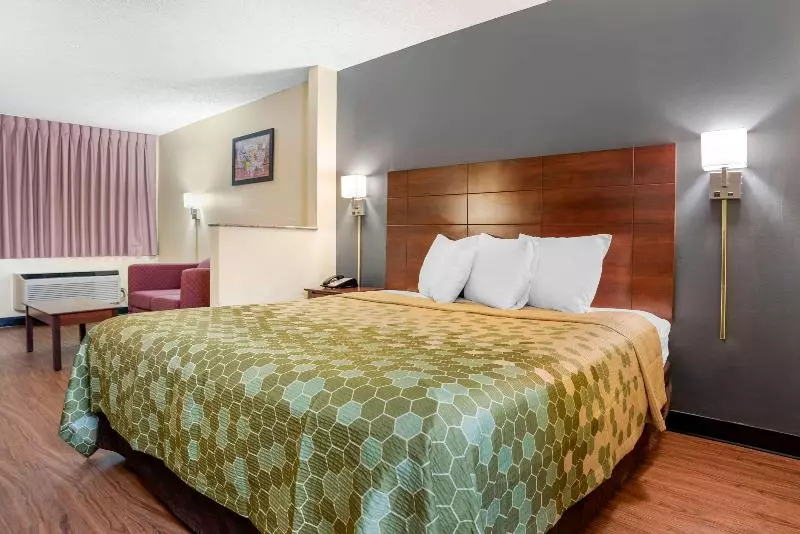 キングサイズベッドのスイートルーム, Econo Lodge Inn And Suites