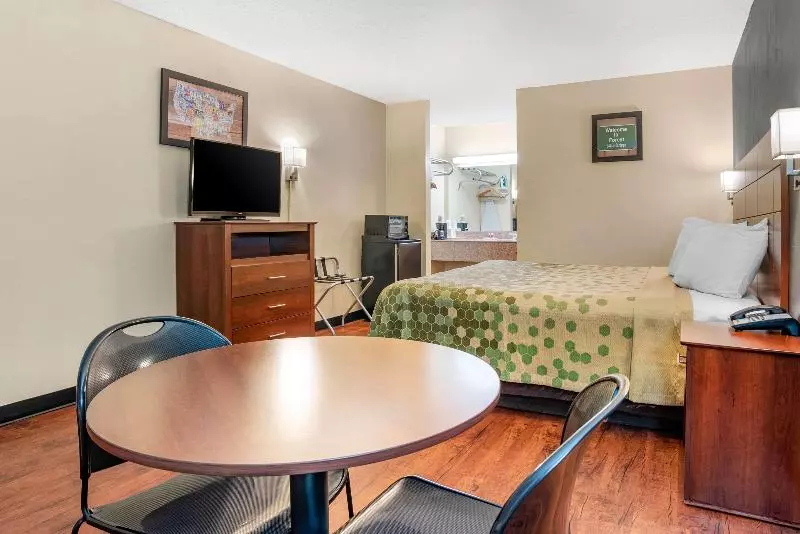キングサイズベッドのスタンダードルーム, Econo Lodge Inn And Suites
