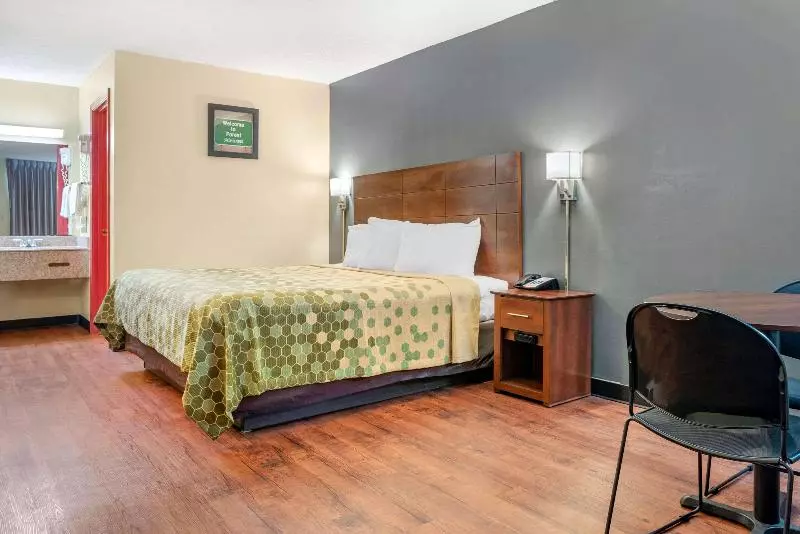 キングサイズベッドのスタンダードルーム, Econo Lodge Inn And Suites