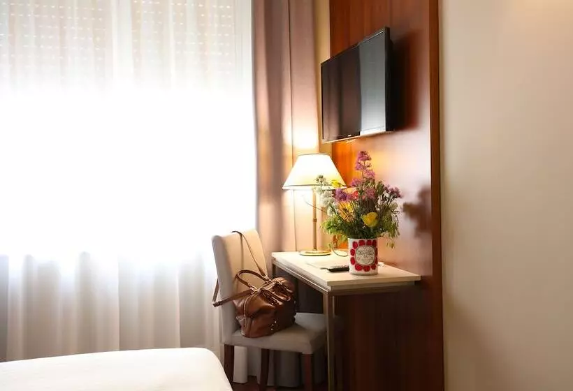 1階のスタンダードルーム, Grande Albergo Maugeri