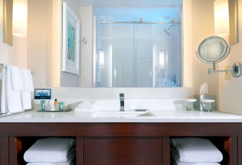 جناح, Hilton Naples