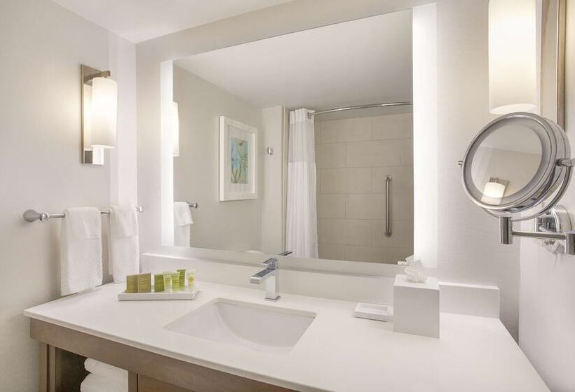 جناح, Hilton Naples