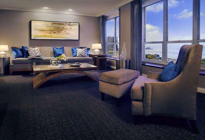 جناح, Hilton Naples