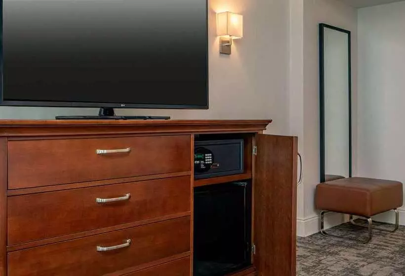 سوییت, Hilton Naples