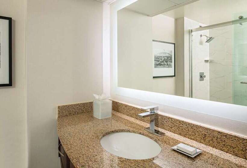 جناح, Hilton Naples